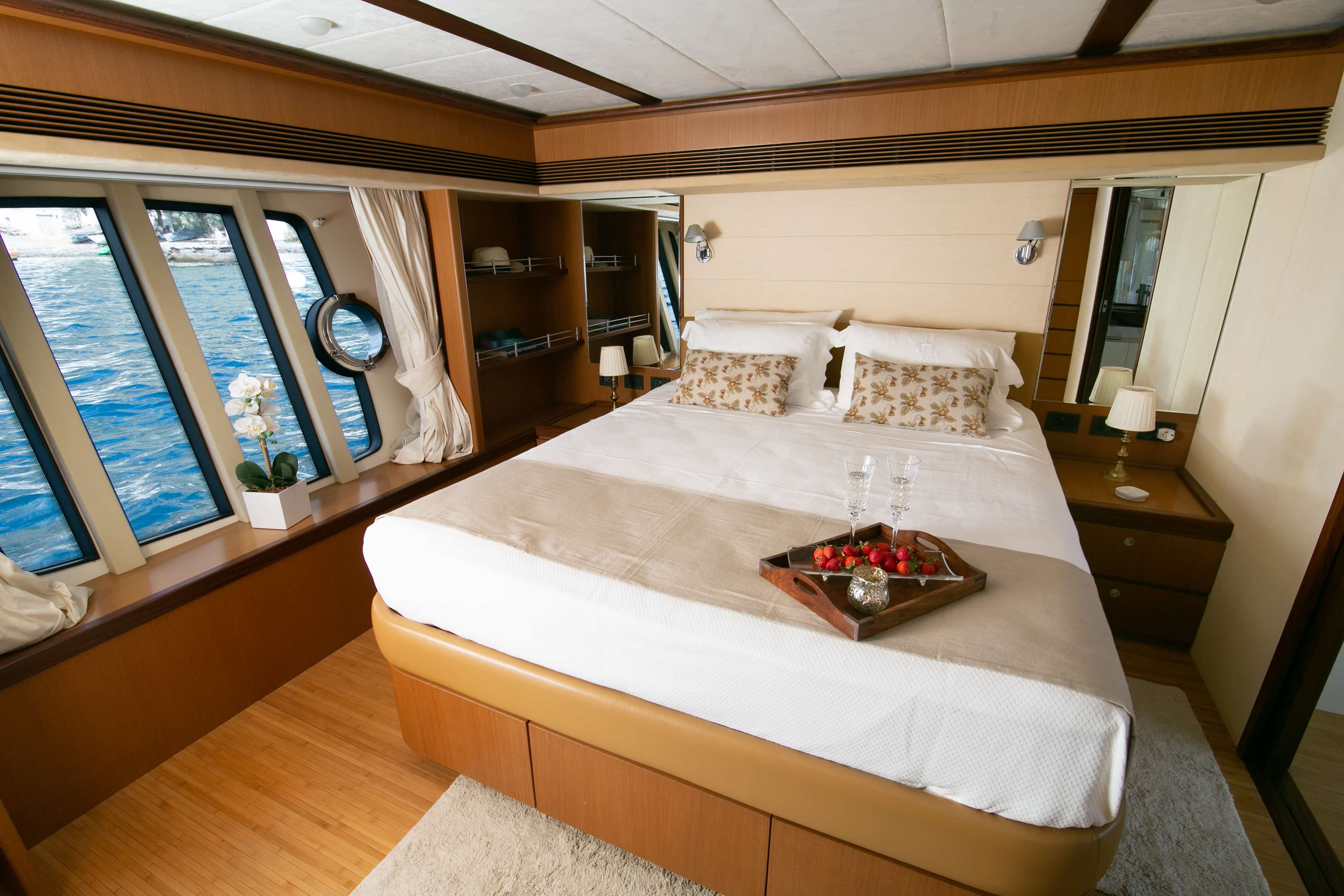 Santorini Private cruise, Ferretti 731